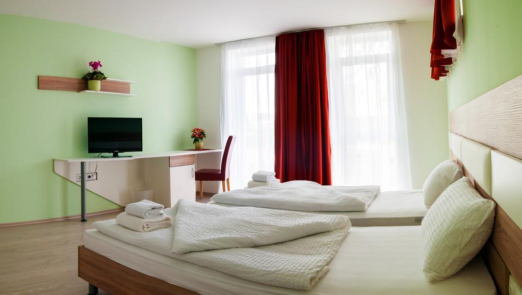 Hotel Pallone Balatonfured Room photo