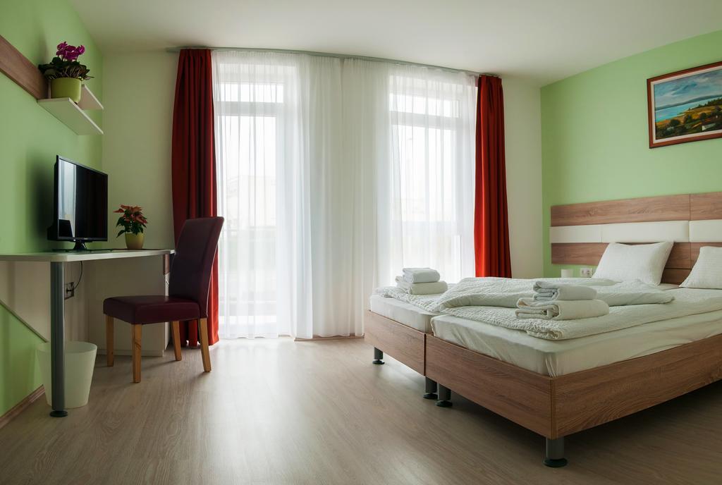 Hotel Pallone Balatonfured Room photo